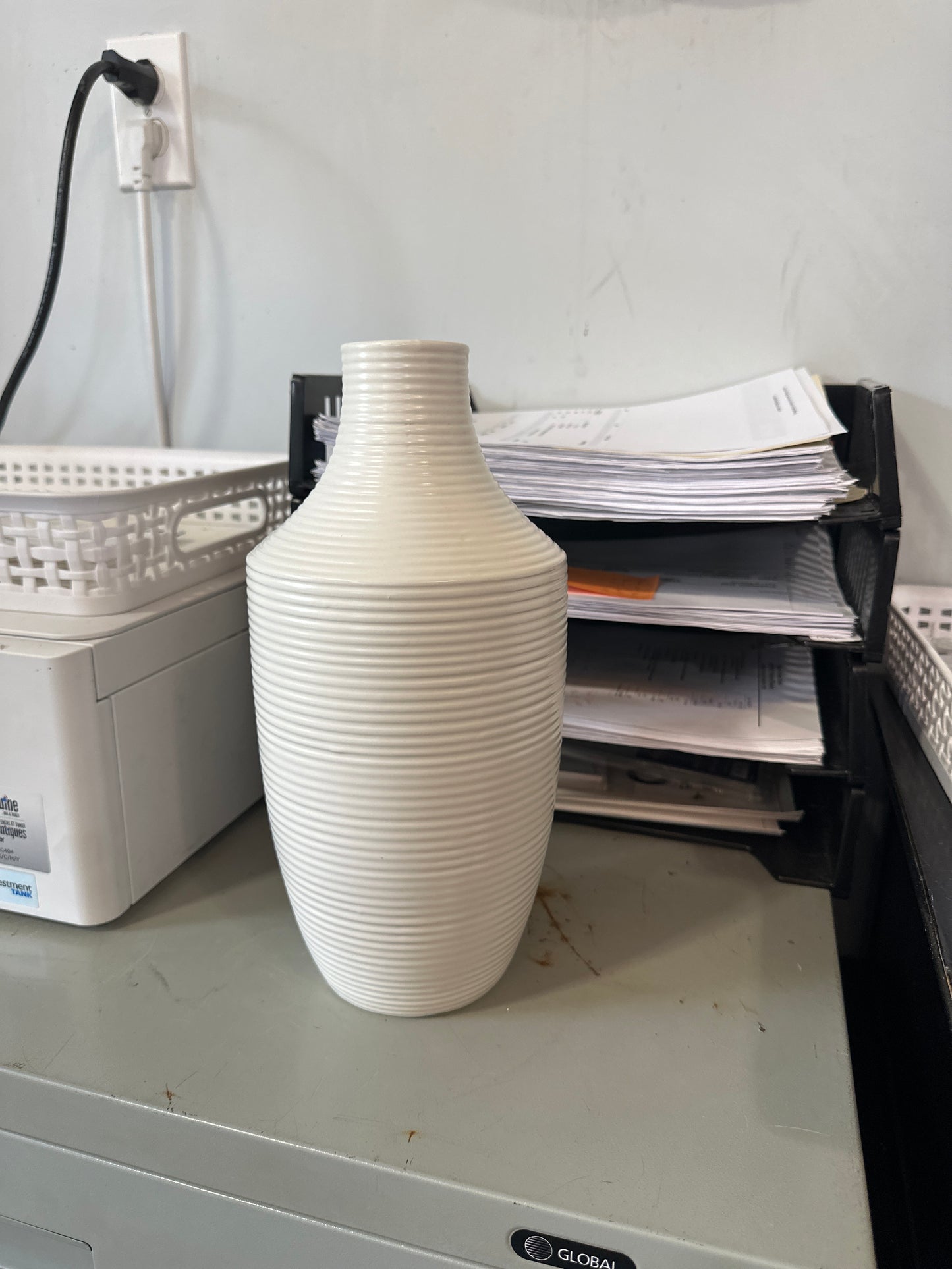 HS08- Vase / ribbed / white