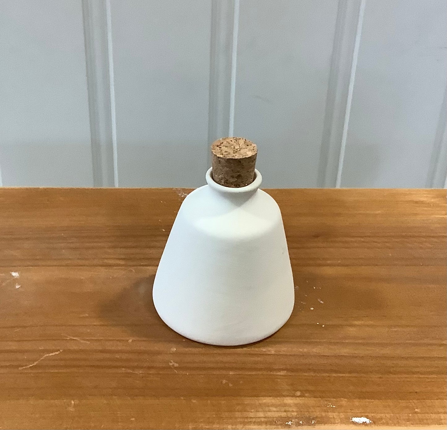 CB033 or 32 Vase / Bottle with Cork - White