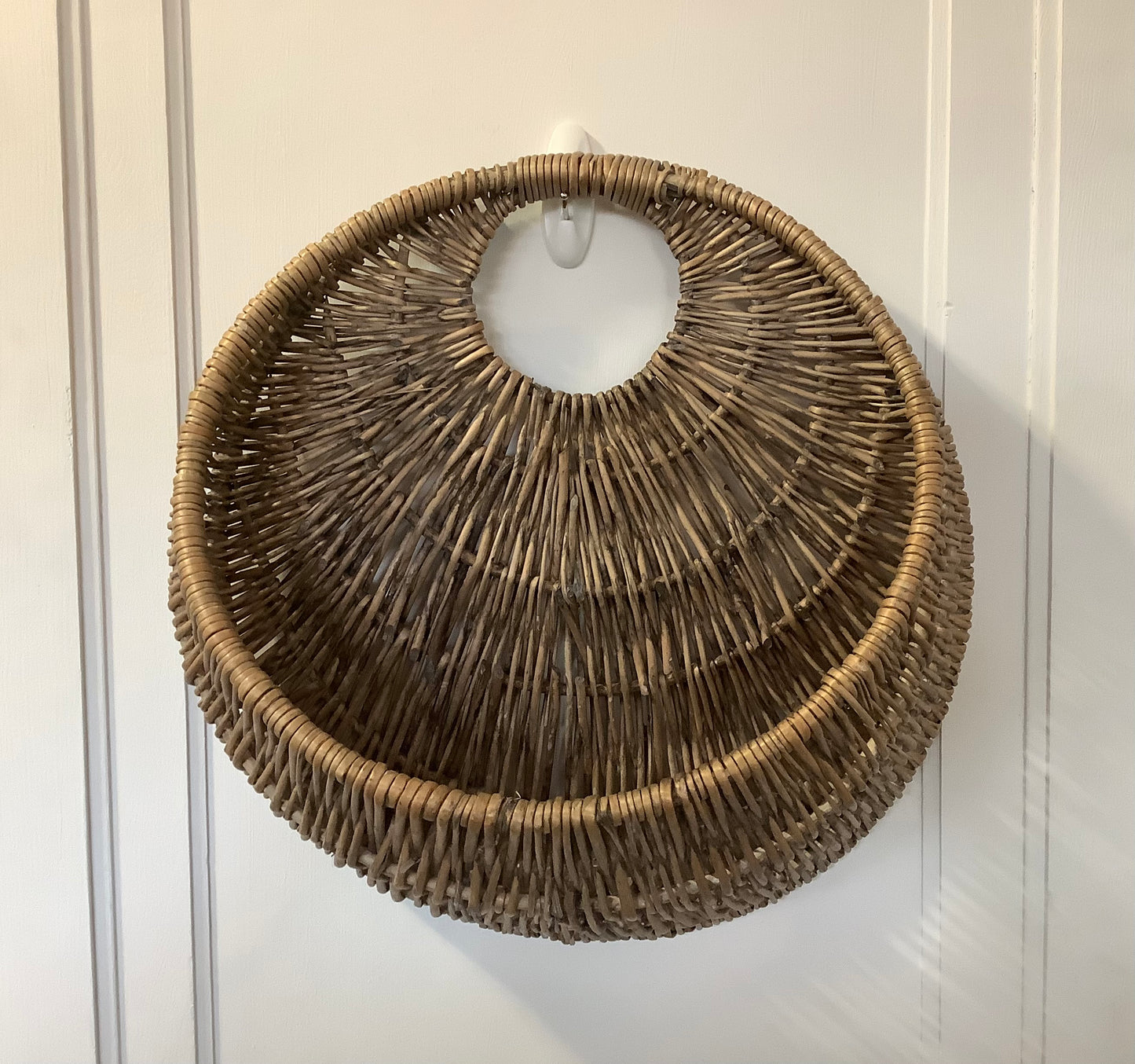 RAZ0653 - Basket / Hanging Crescent