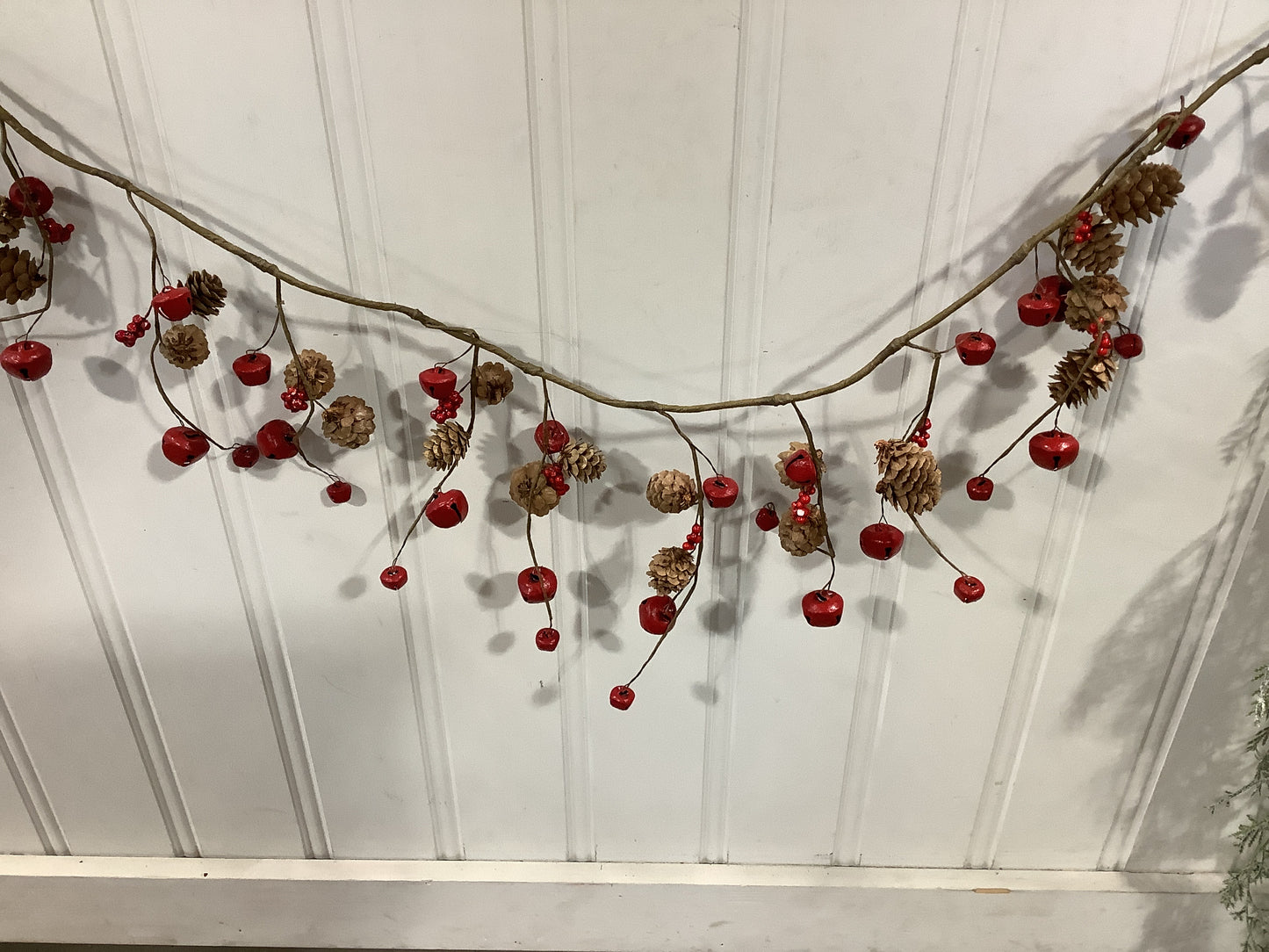 CMC339NA Garland/Pinecones, Berries & Bells