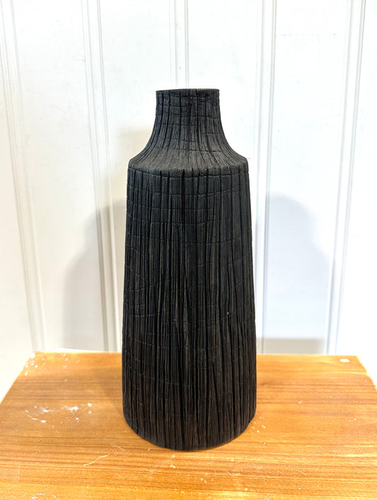 Vase / black etched lines