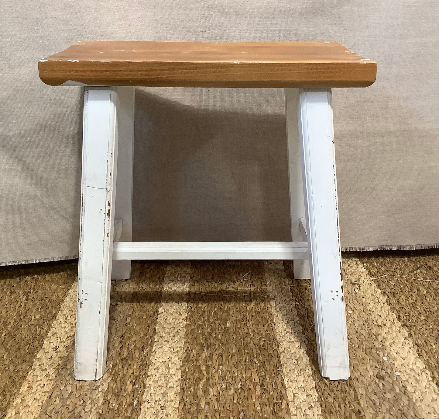 JP019 Wood Stool / White